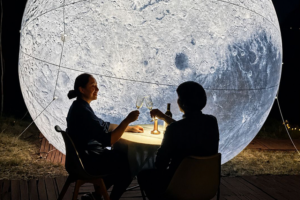 Cena en la Luna